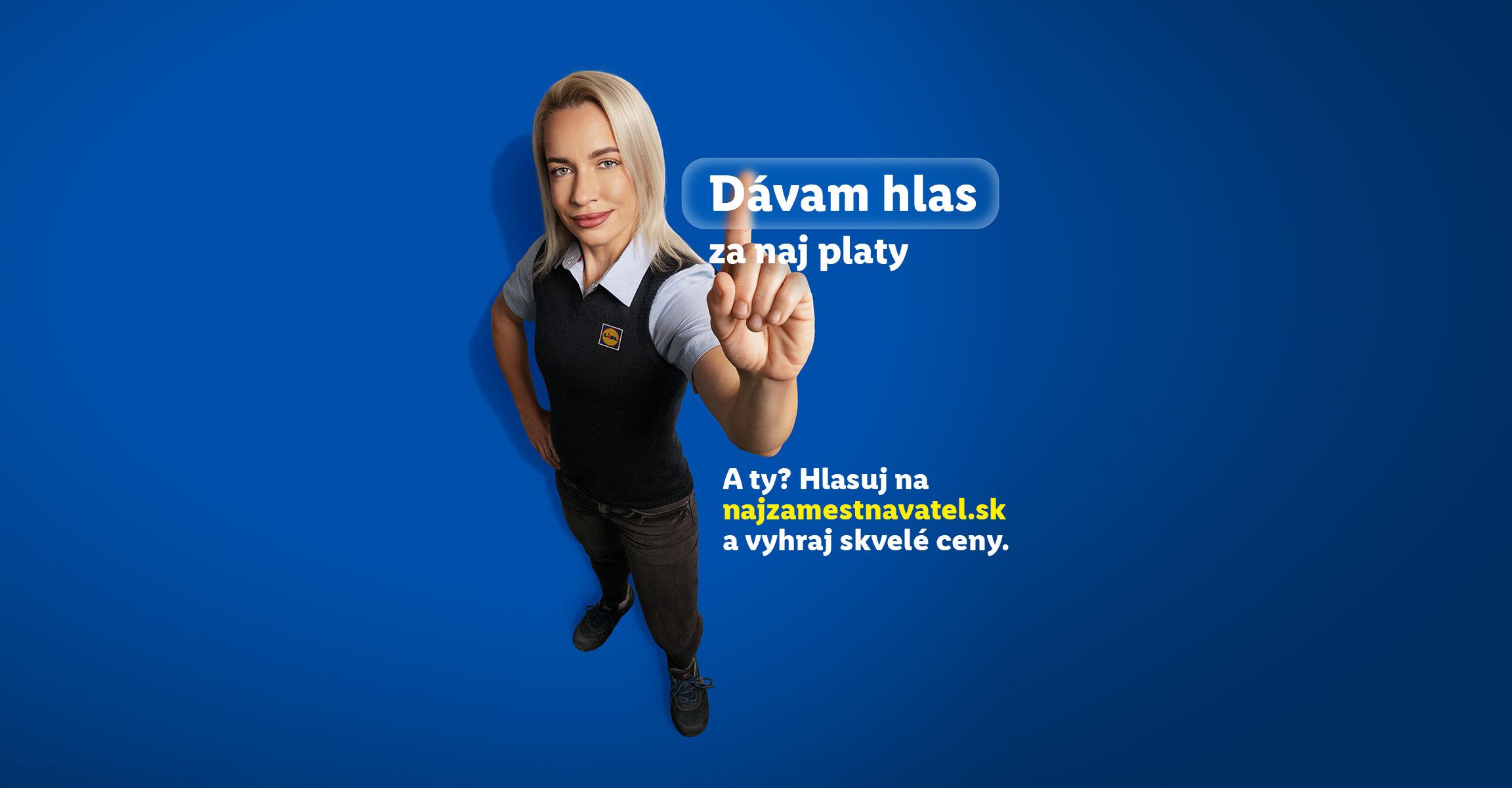 Žena v uniforme ukazuje na text vyzývajúci k hlasovaniu v ankete Najzamestnávateľ.