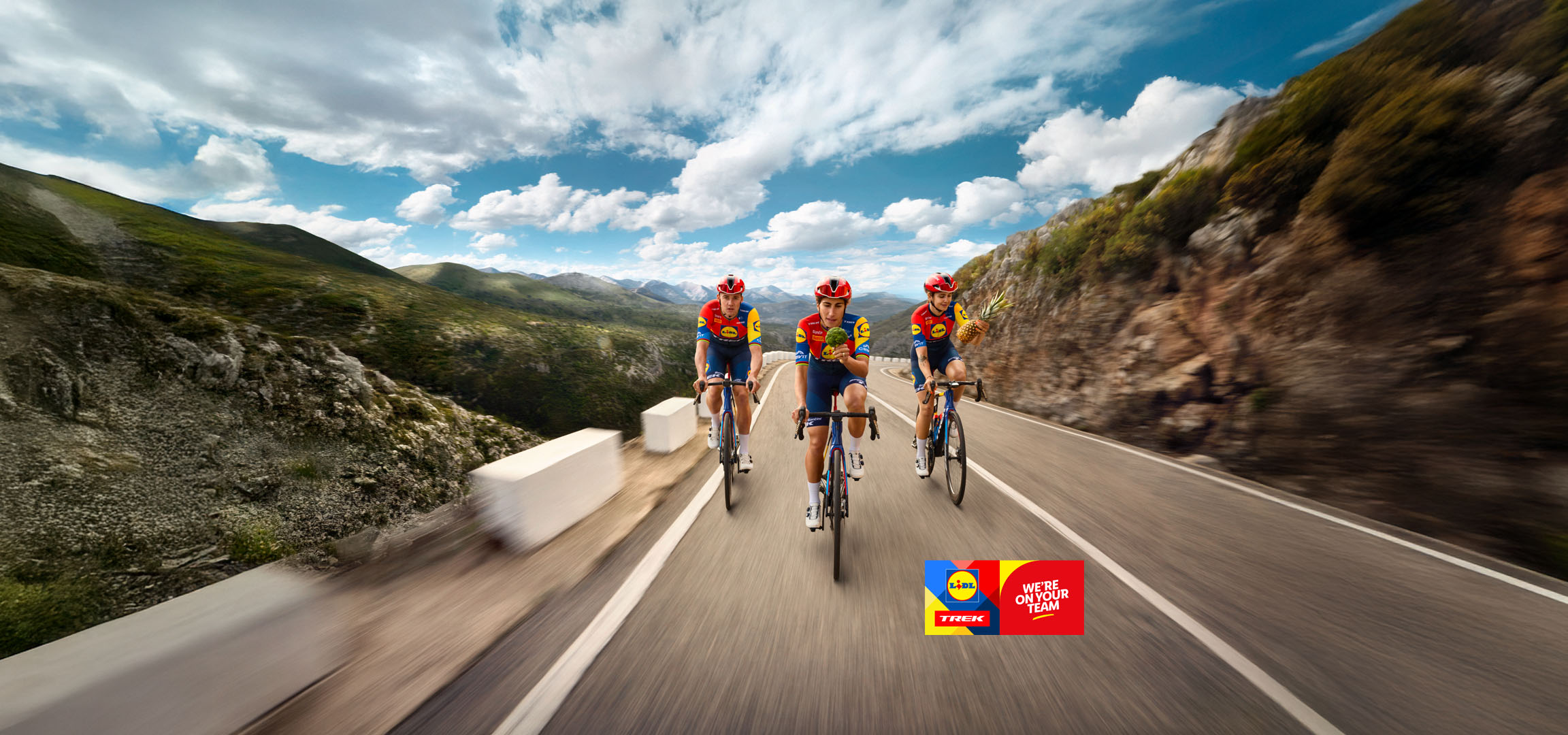 Traja cyklisti tímu Lidl-Trek na horskej ceste.