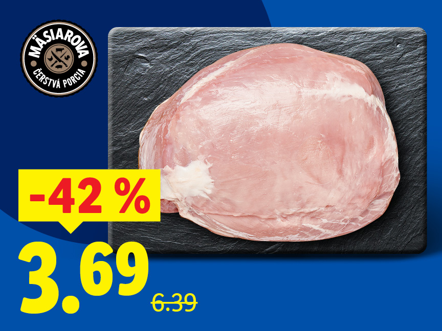 Mäsiarova čerstvá porcia bravčového mäsa na čiernej doske, zľava 42% na 3,69.