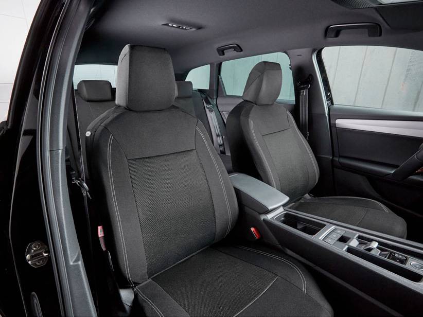 Čierne poťahy na autosedačky vo vnútri auta.