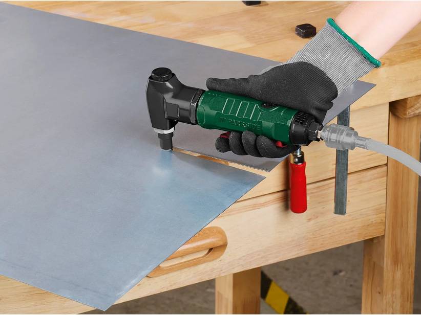 Parkside nástroj na rezanie kovu v prevádzke.