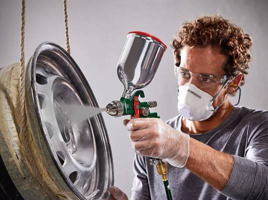 Strekovanie automobilového disku striekacou pištoľou.