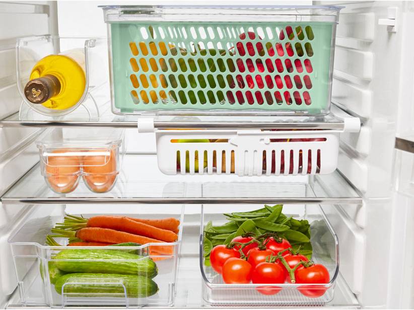 Usporiadaná chladnička s priehľadnými boxami a košmi na ovocie a zeleninu.