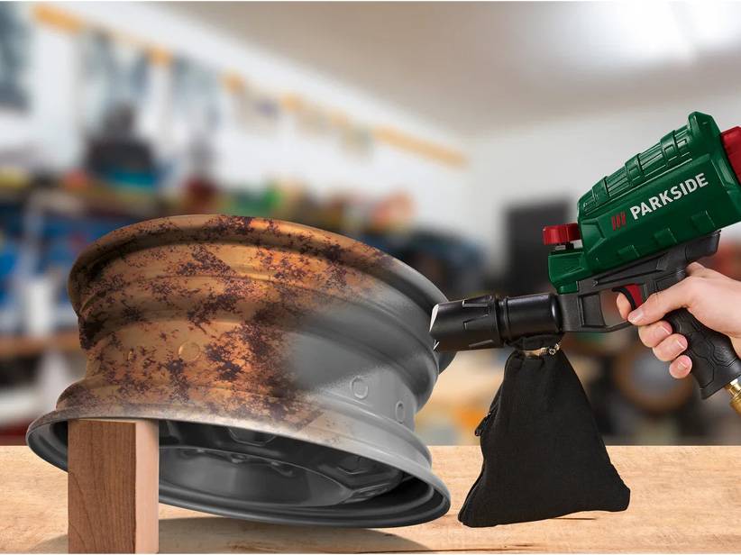 Parkside striekacia pištoľ na hrdzavom disku.