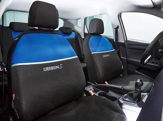 Autopoťahy CarbonS: čierny a modrý dizajn.