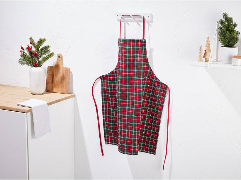 Vianočná zástera v červeno-zelenej kockke.