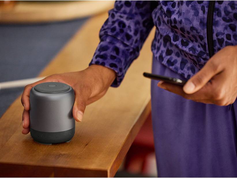 Prenosný reproduktor a smartphone.