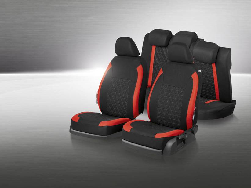 Čierne a červené autopoťahy, športový štýl.