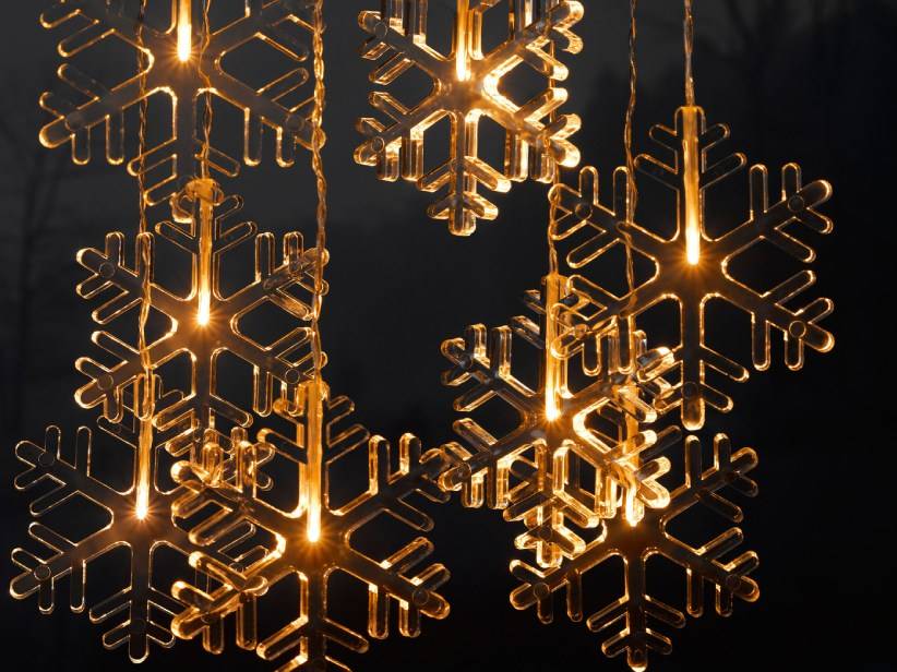 Svetelné reťaze so zlatými snehovými vločkami.