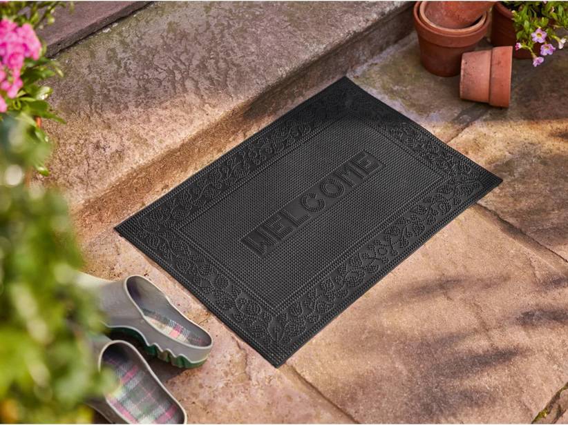 Čierna vstupná rohož s keltským vzorom a nápisom 'Welcome'.