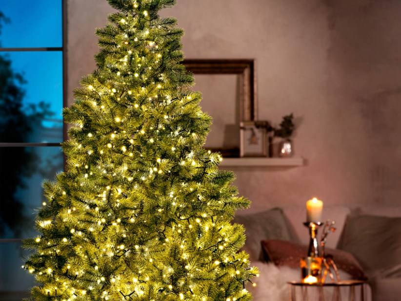 Vianočný stromček so svetielkami.