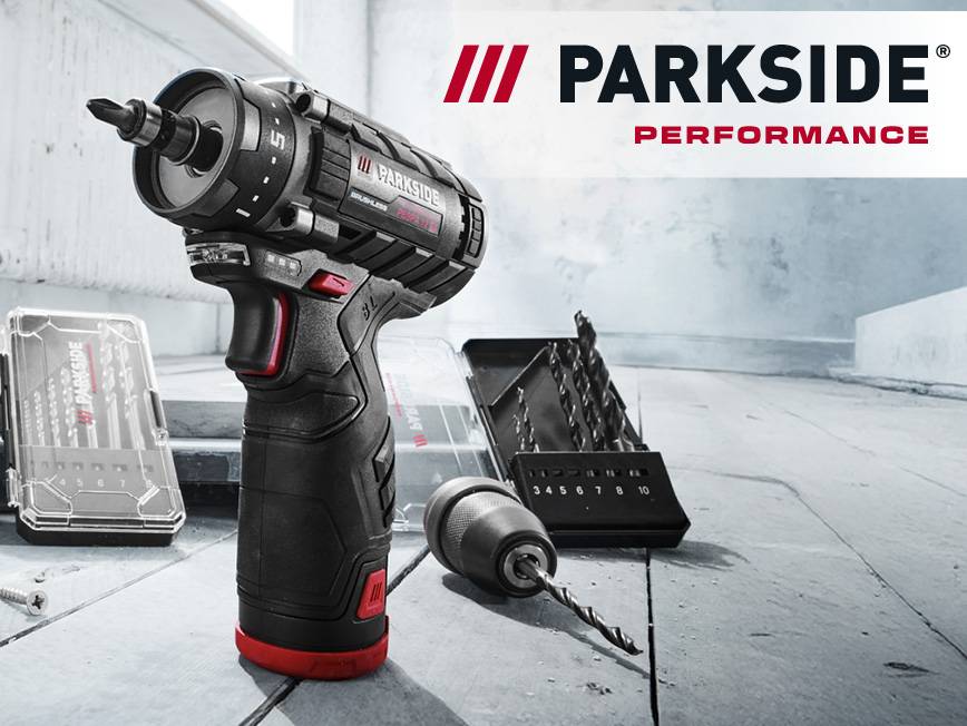 Akumulátorový skrutkovač s príslušenstvom na drevenom povrchu, s nápisom PERFORMANCE.