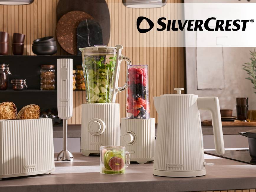 Sada kuchynských spotrebičov v krémovej farbe: hriankovač, ponorný mixér, stolný mixér a rýchlovarná kanvica.