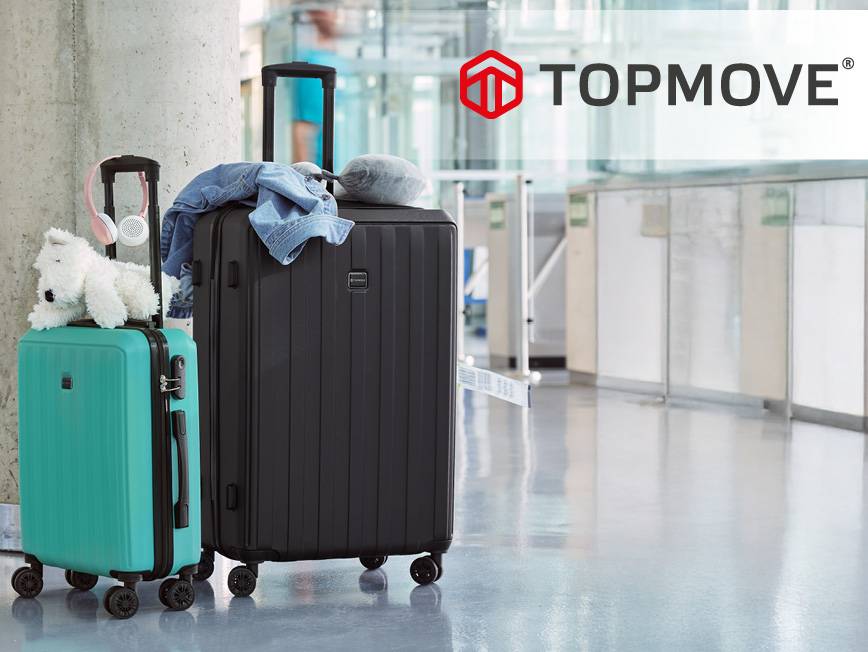 Dva kufre, jeden tyrkysový a jeden čierny, s cestovnými doplnkami v letiskovom prostredí.