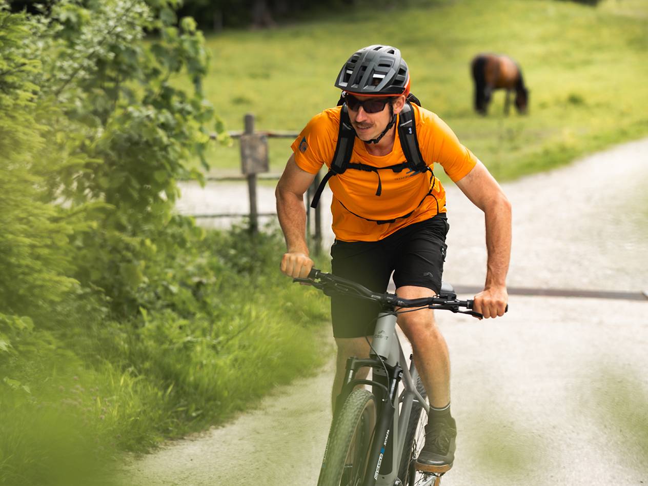 Elektrobicykel a cyklistické vybavenie vonku.