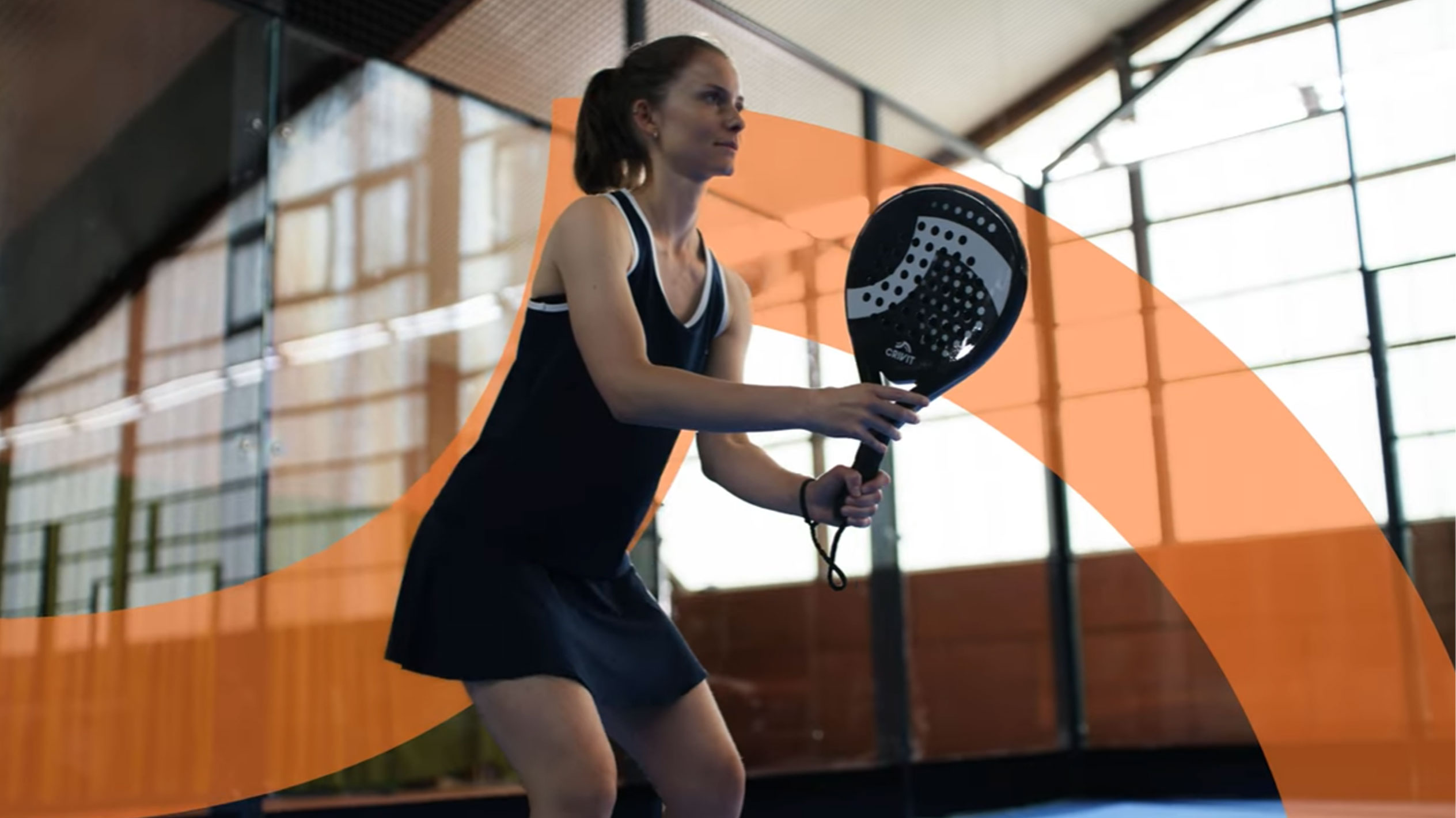 Lana Büttner hrá padel s padelovou raketou Crivit.