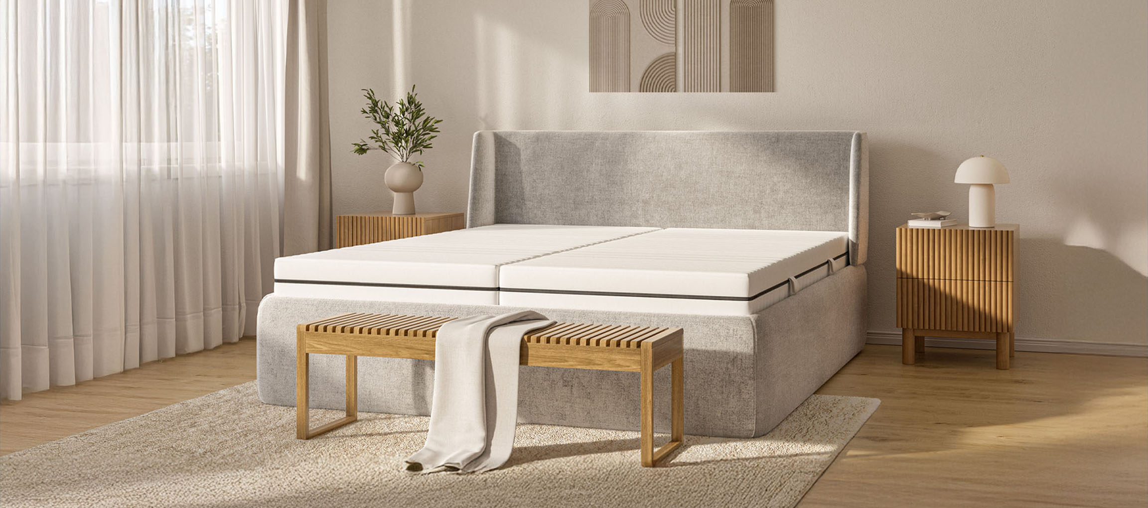 Spálňa v neutrálnych farbách s kontinentálnou posteľou, drevenou lavicou a nočnými stolíkmi.