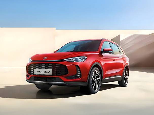 Červené SUV s nápisom „ZS HEV“ na prednej maske, zaparkované vonku.