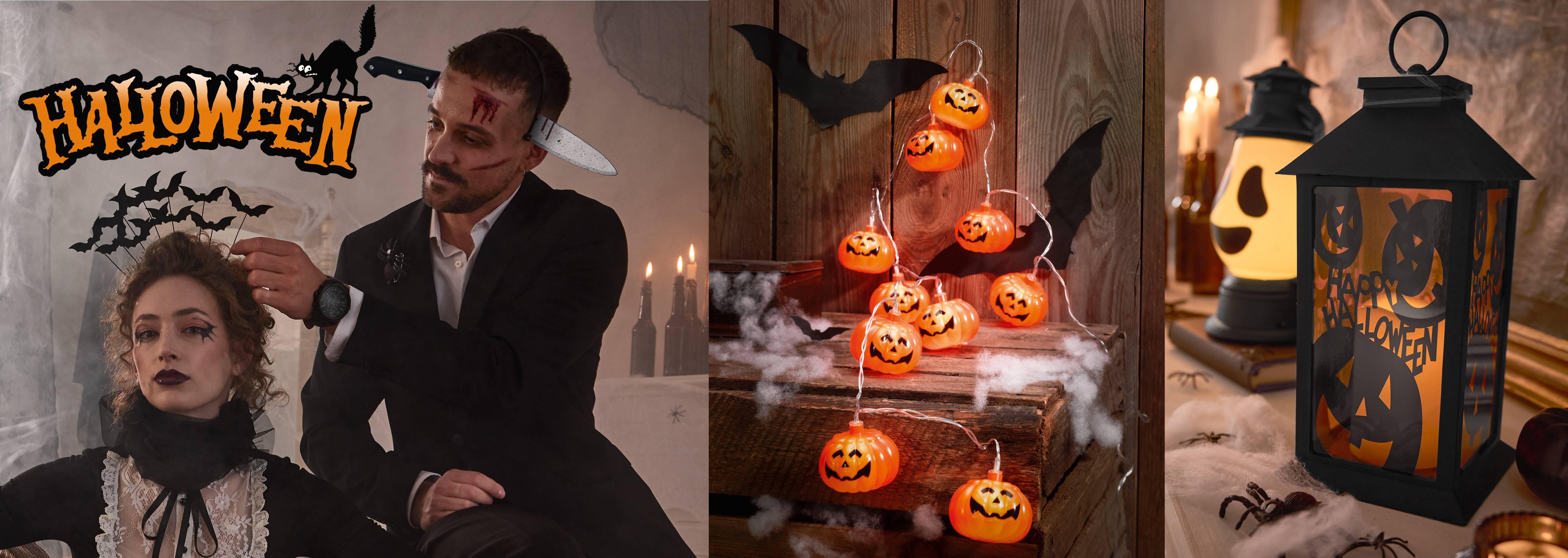 Pár v halloweenskych kostýmoch a halloweenske dekorácie, vrátane tekvicových svetiel a lampášov.