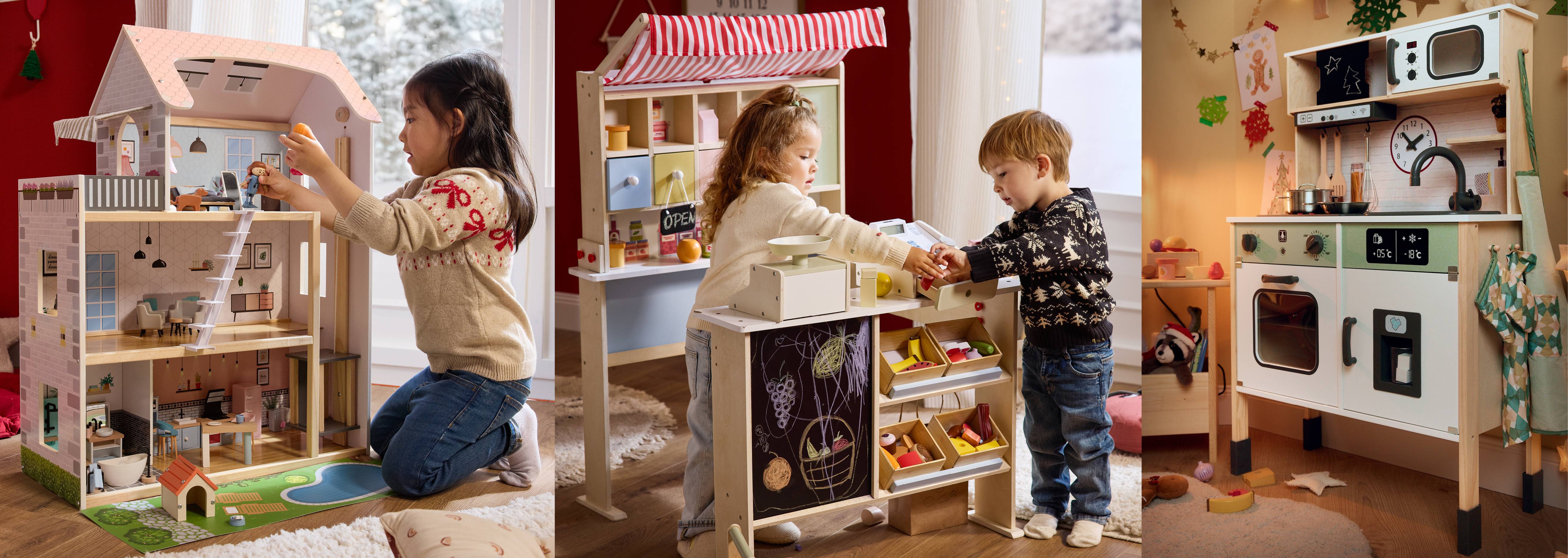 Tri deti sa hrajú s drevenými hračkami: domčekom pre bábiky, stánkom s ovocím a zeleninou a kuchynkou.