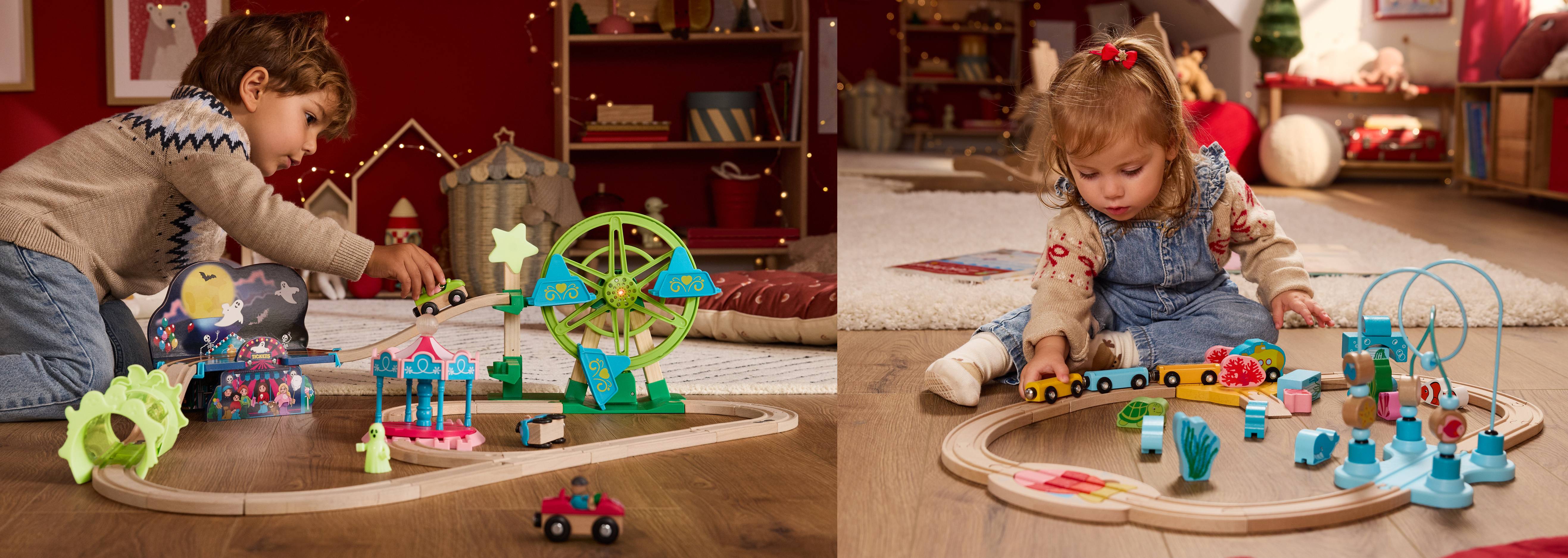 Dve deti sa hrajú s drevenými vláčikmi a hračkami s motívom zábavného parku a podmorského sveta.