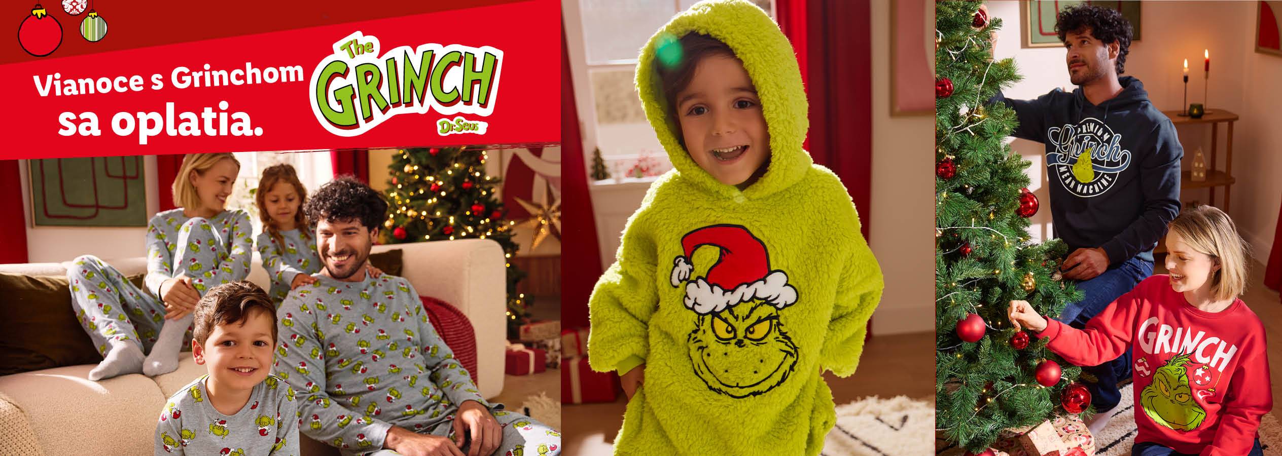 Rodina v pyžamách a oblečení s motívom Grinch, zdobiaca vianočný stromček.