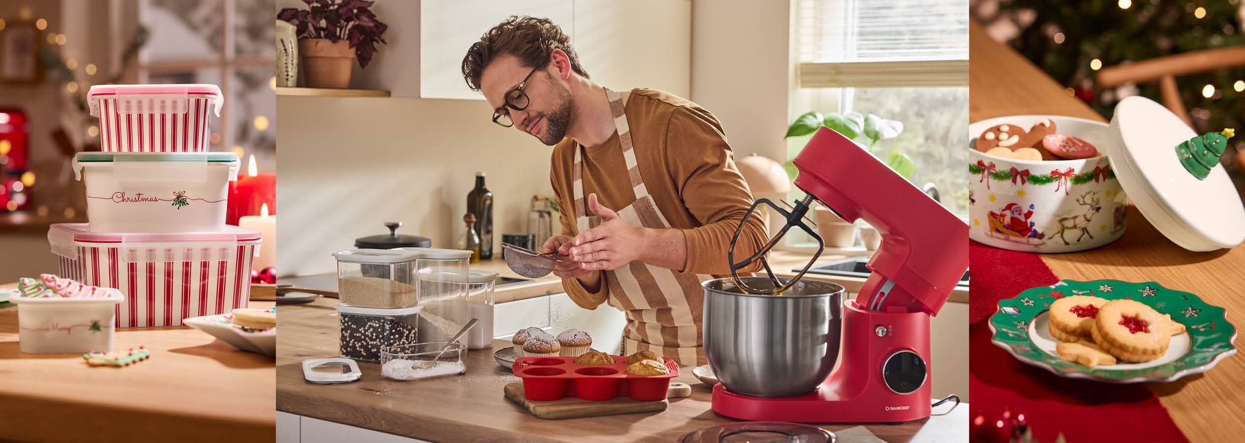 Muž pečie vianočné koláčiky s červeným kuchynským robotom SilverCrest a vianočnými dózami.