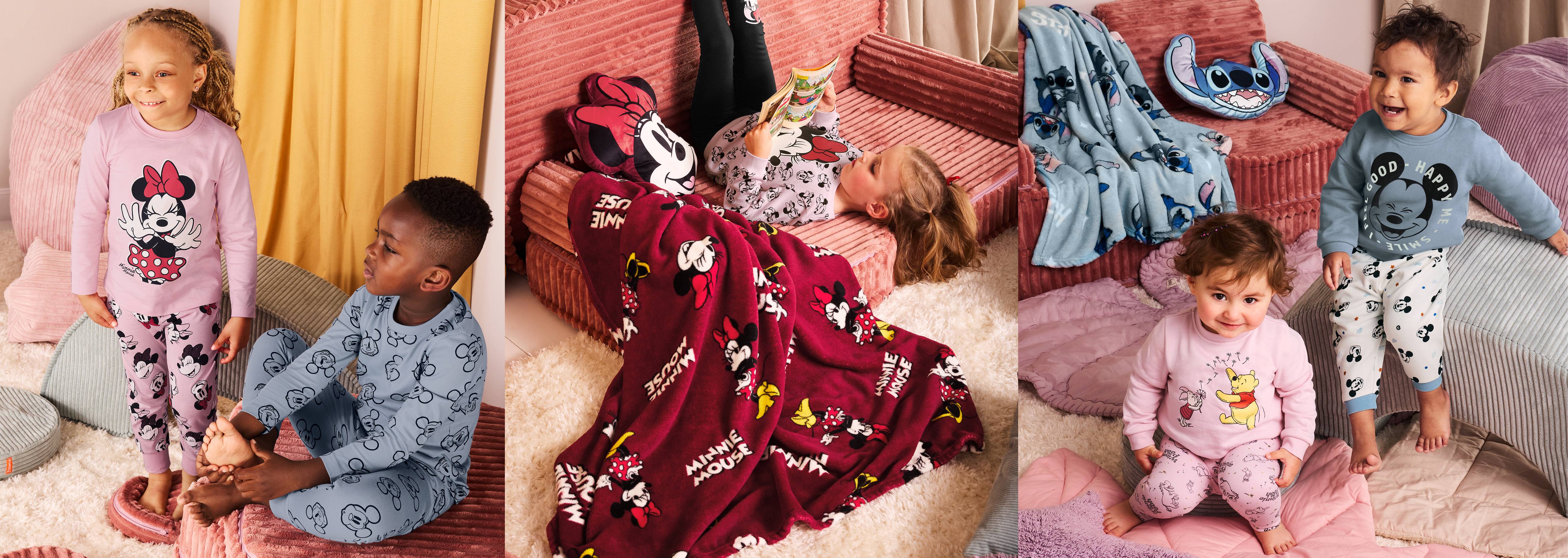Deti v pyžamách a dekách s motívmi Disney, vrátane Minnie Mouse, Mickey Mouse, Stitch a Winnie the Pooh.
