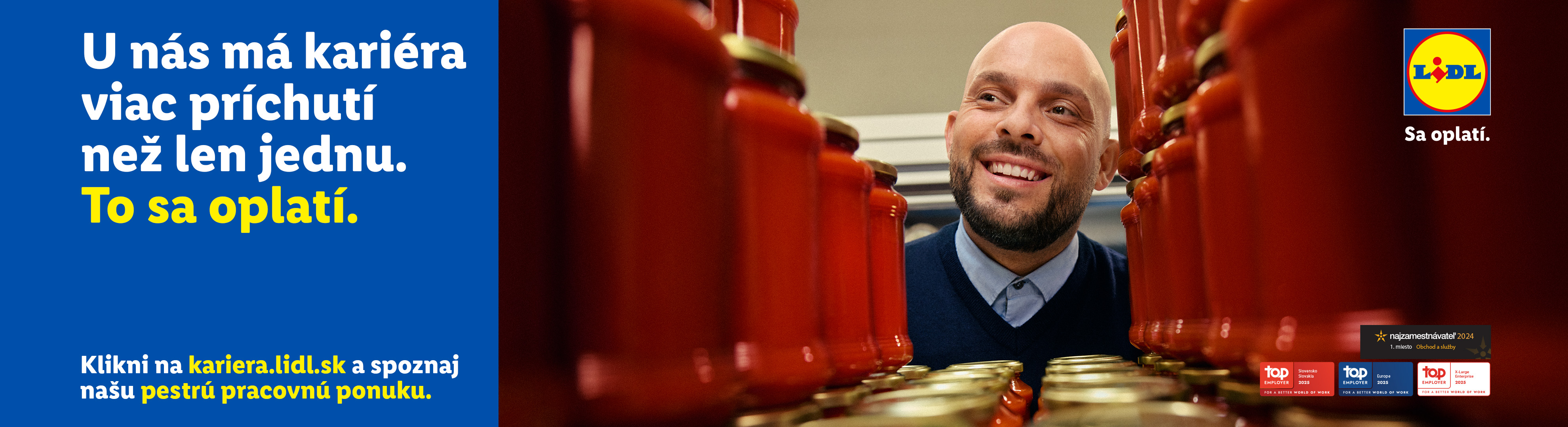 Muž sa usmieva pri pohľade na rad zaváraných paradajok, s textom o kariére v Lidli.
