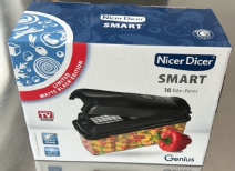 Balenie krájača na zeleninu Smart v matnej čiernej edícii, s nápisom „16 Teile-Pieces“.