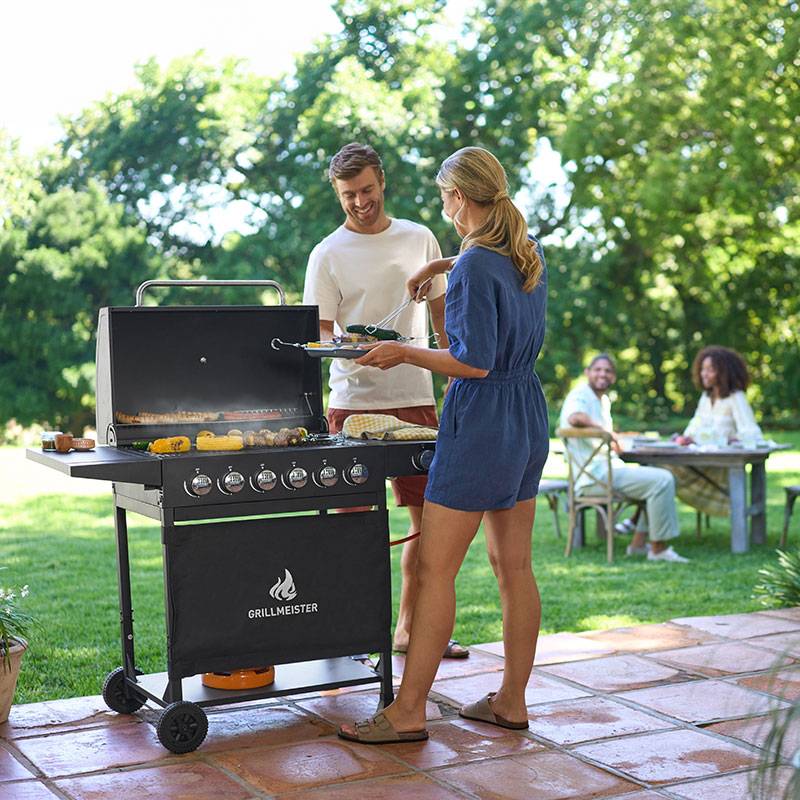 GrillMeister gril s 6 horákmi, vonku.