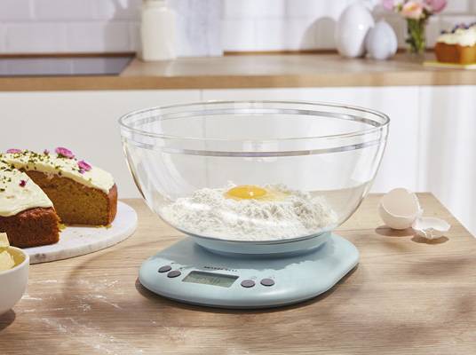Kuchynská váha so sklenenou miskou na pečenie.