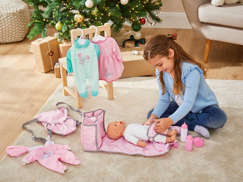 Bábika, oblečenie a doplnky: roztomilá sada na hranie s bábikami.