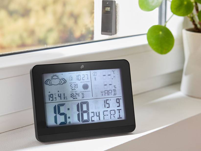 Digitálne hodiny zobrazujúce čas, dátum, teplotu a vlhkosť.