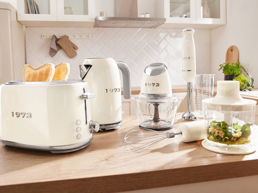 Krémový toastovač, kanvica, sekáčik a tyčový mixér 1973.