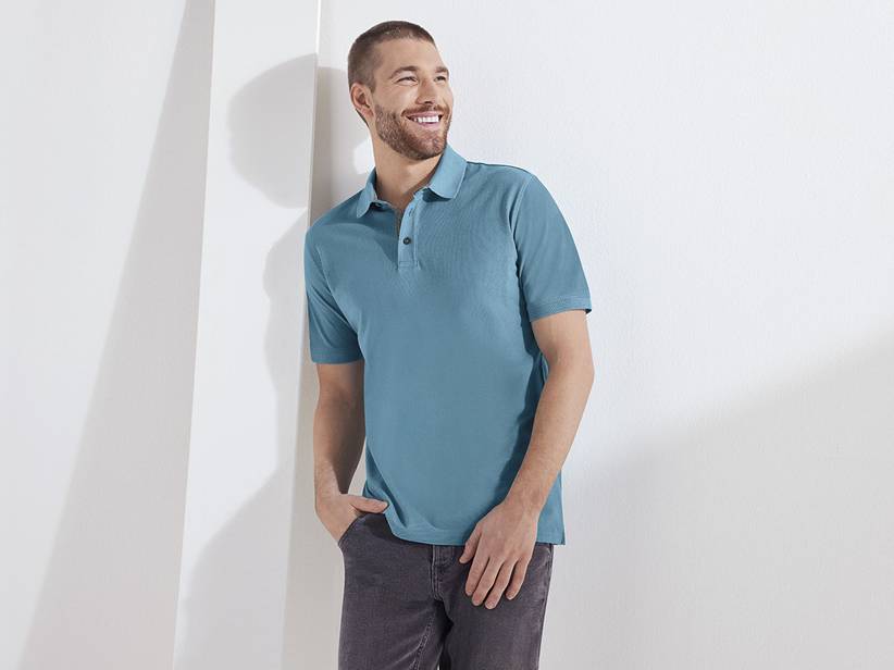 Pánske modré polokošele a nohavice.