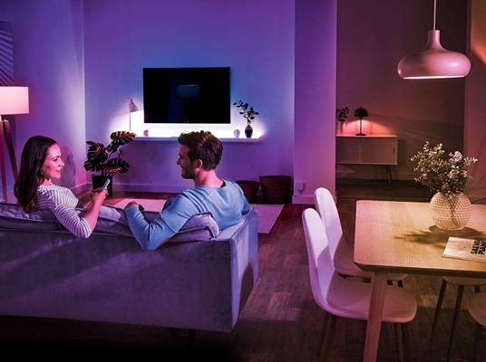 Osvetlenie Philips Hue: pohovka, TV a inteligentné svetlá.