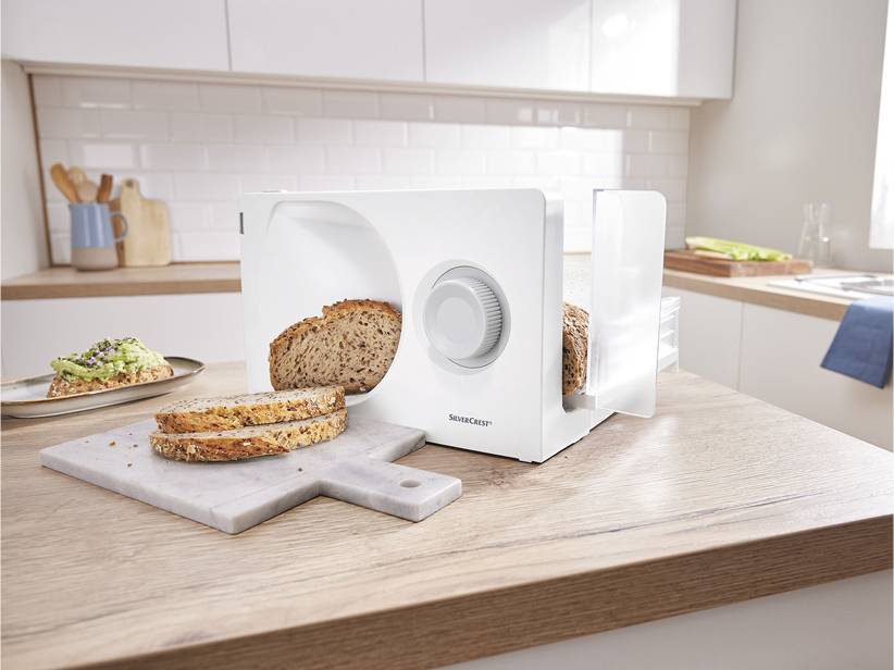 Krájač chleba SilverCrest a nakrájaný celozrnný chlieb.