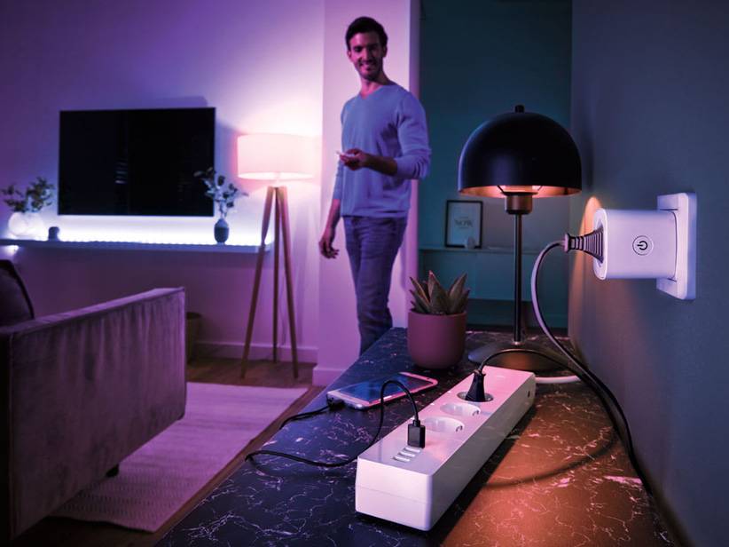 Inteligentné zásuvky, predlžovací kábel a inteligentné osvetlenie Philips Hue v obývacej izbe.