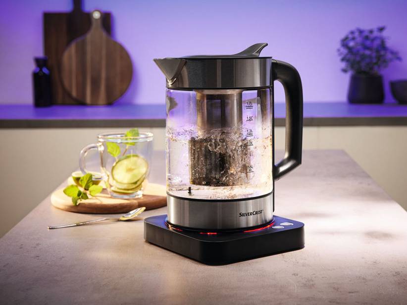 Sklenená rýchlovarná kanvica SilverCrest s čajovým sitkom.