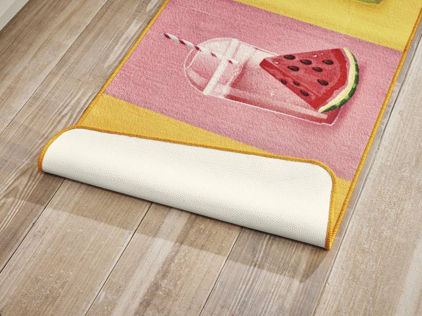 Koberec s motívom vodného melónu a studeného nápoja.