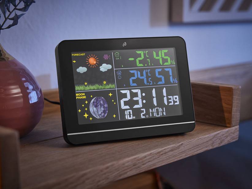 Digitálne hodiny s počasím a fázou Mesiaca.