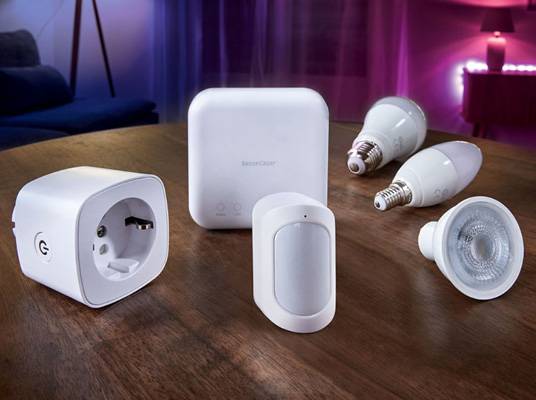 Inteligentná domácnosť: inteligentná zásuvka, senzor pohybu a inteligentné žiarovky.