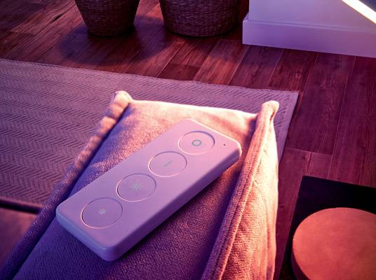 Inteligentný diaľkový ovládač osvetlenia na vankúši.