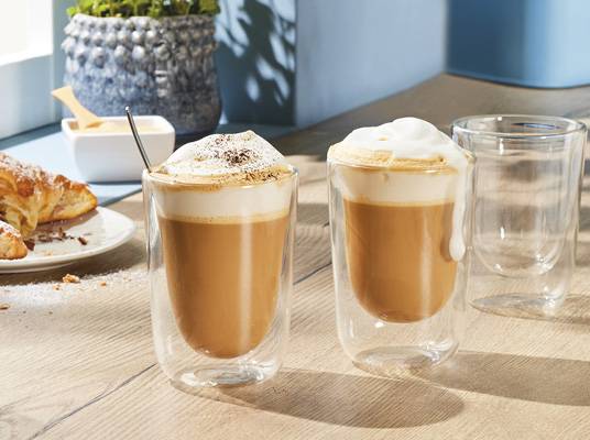 Cappuccino v dvojstenných pohároch.