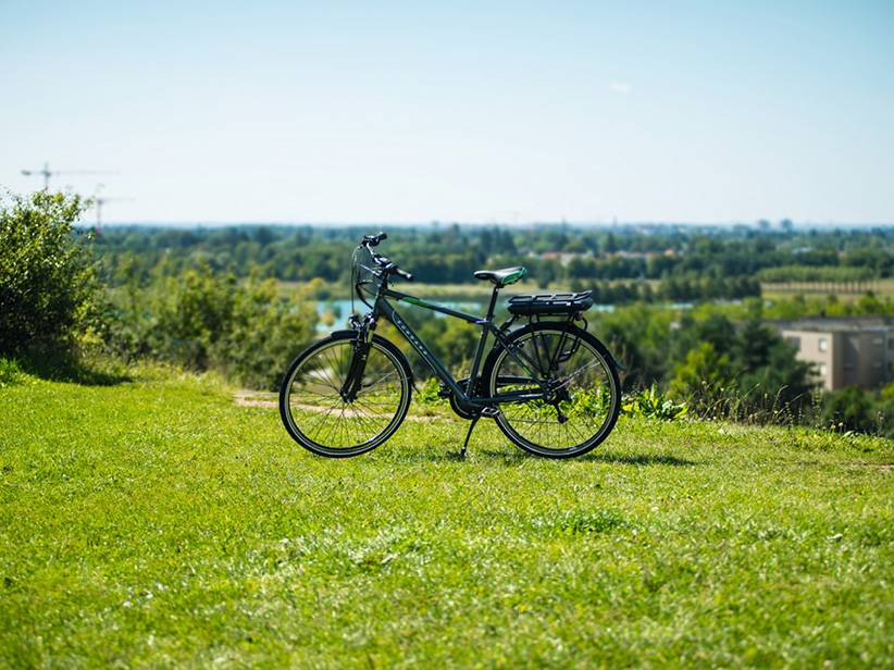 Elektrický bicykel v zelenej krajine.