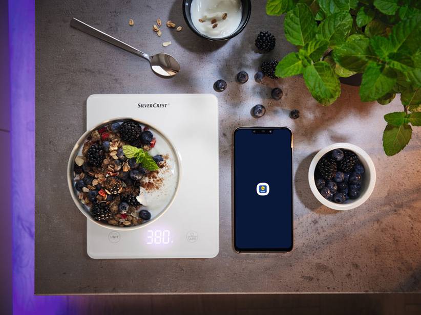 Chytré váhy SilverCrest, granola a bobule.