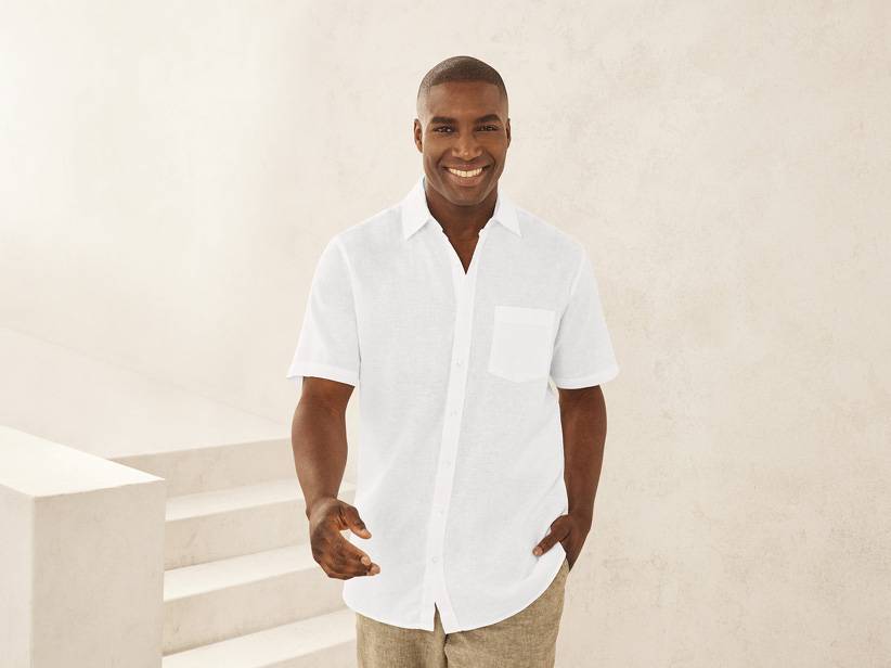 Muž v bielom ľanovom oblečení.