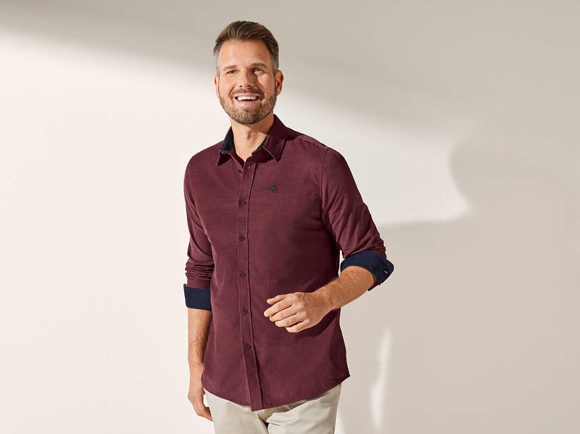 Bordová pánska košeľa s dlhým rukávom.