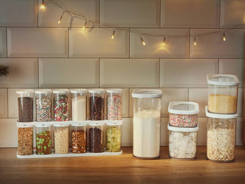 Priehľadné nádoby na potraviny, ideálne do kuchyne.